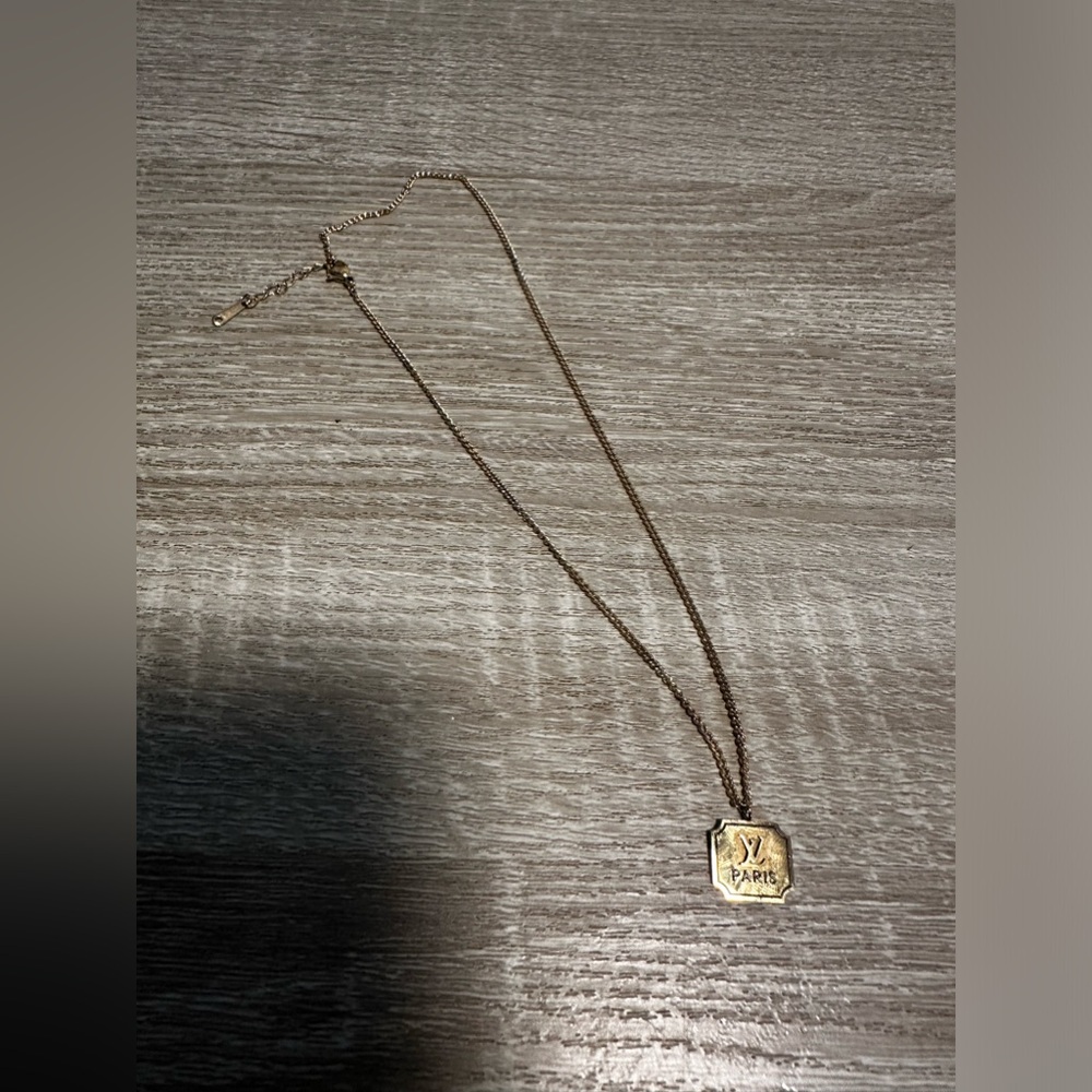 ✨DELICATE AUTHENTIC LV TINY PENDENT ON GOLD-TONE LOBSTER CLASP ADJUSTABLE CHAIN✨